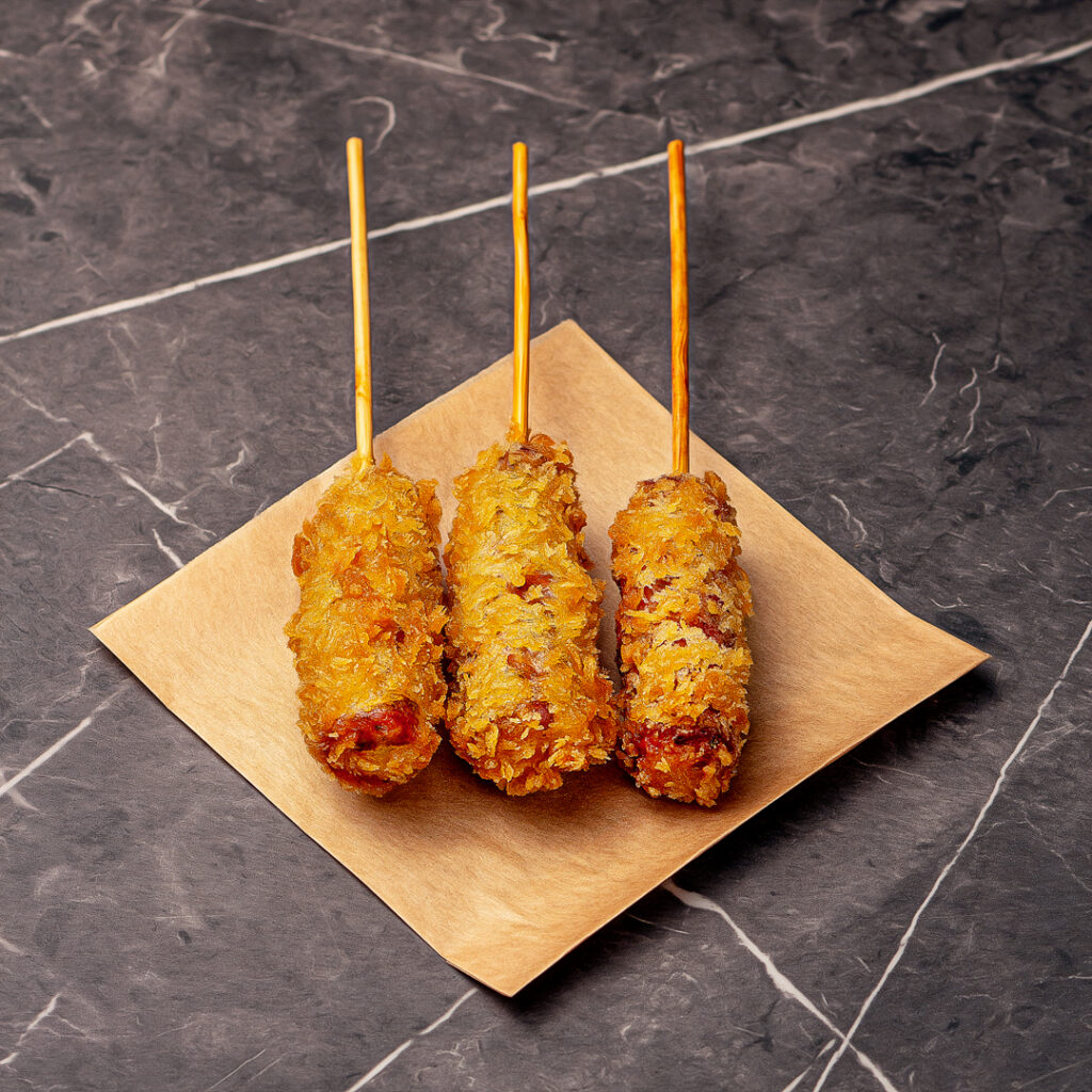 3 brochettes de saucisse de volaille panées frites et croustillantes