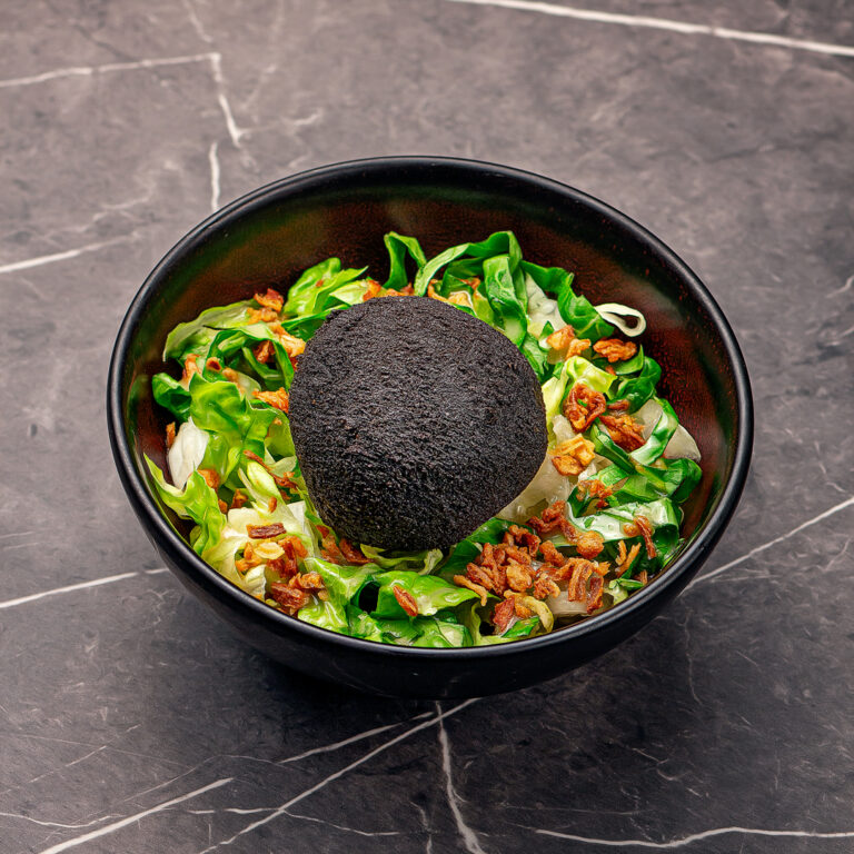 arancini volaille saté sur un lit de salade accompagné d'oignons frits