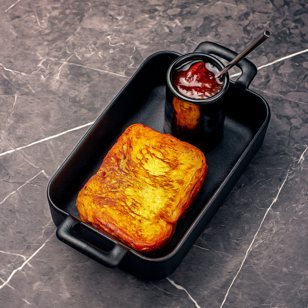 Une brioche perdue accompagnée d'un pot de confiture