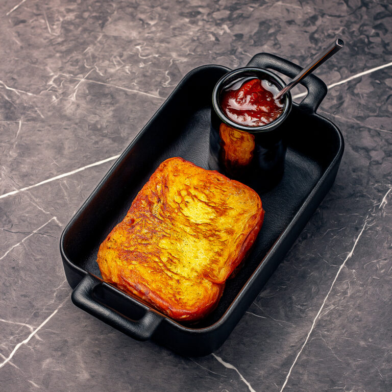 Une brioche perdue accompagnée d'un pot de confiture