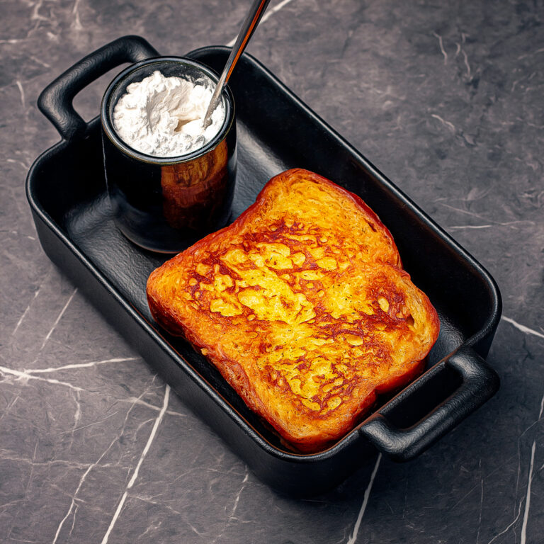 Une brioche perdue accompagnée de sucre glace