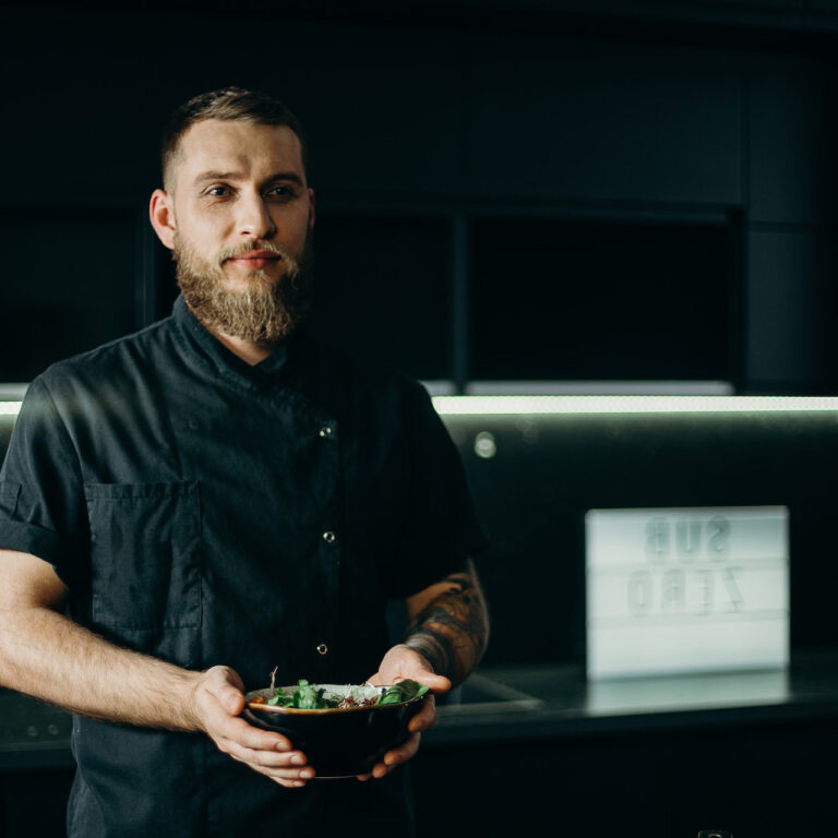 cuisinier portant une assiette de salade