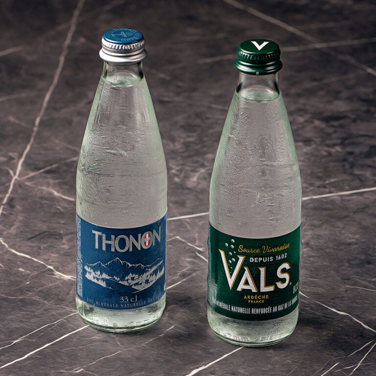 2 bouteilles d'eau, une pétillante, une plate