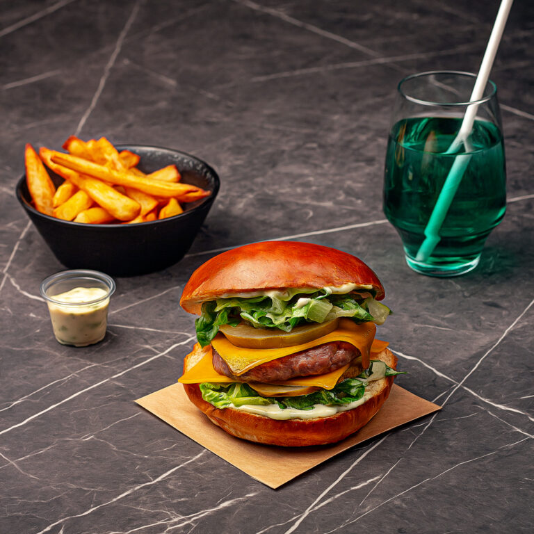 Menu composé d'un pain garni classique, d'une portion de frites maison, d'une sauce et d'une boisson de sirop à l'eau