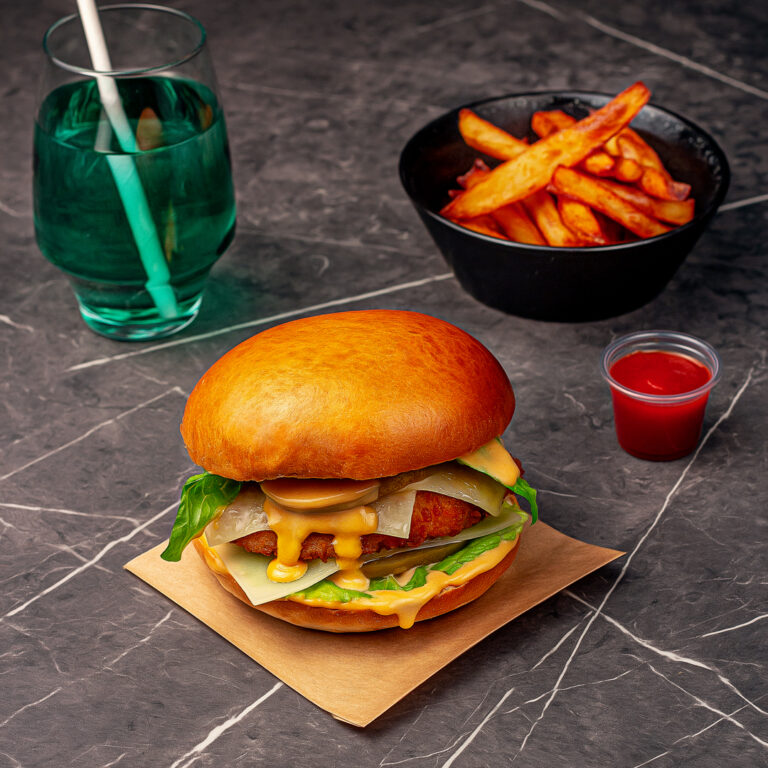 Menu composé d'un pain garni krousti, d'une portion de frites maison, d'une sauce et d'une boisson de sirop à l'eau