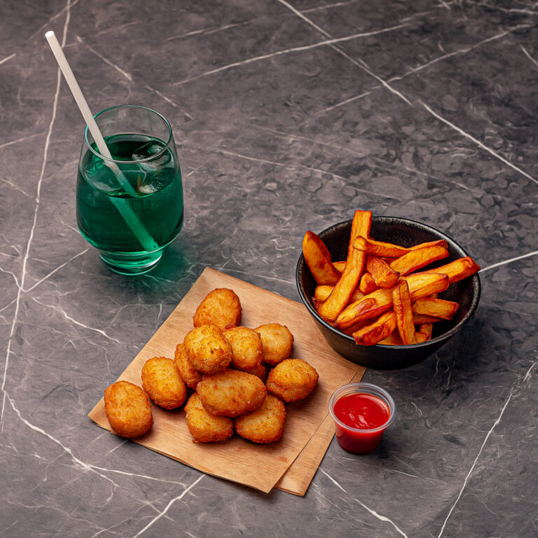 Menu composé de 12 kroustillettes, d'une portion de frites maison, d'une sauce et d'une boisson de sirop à l'eau