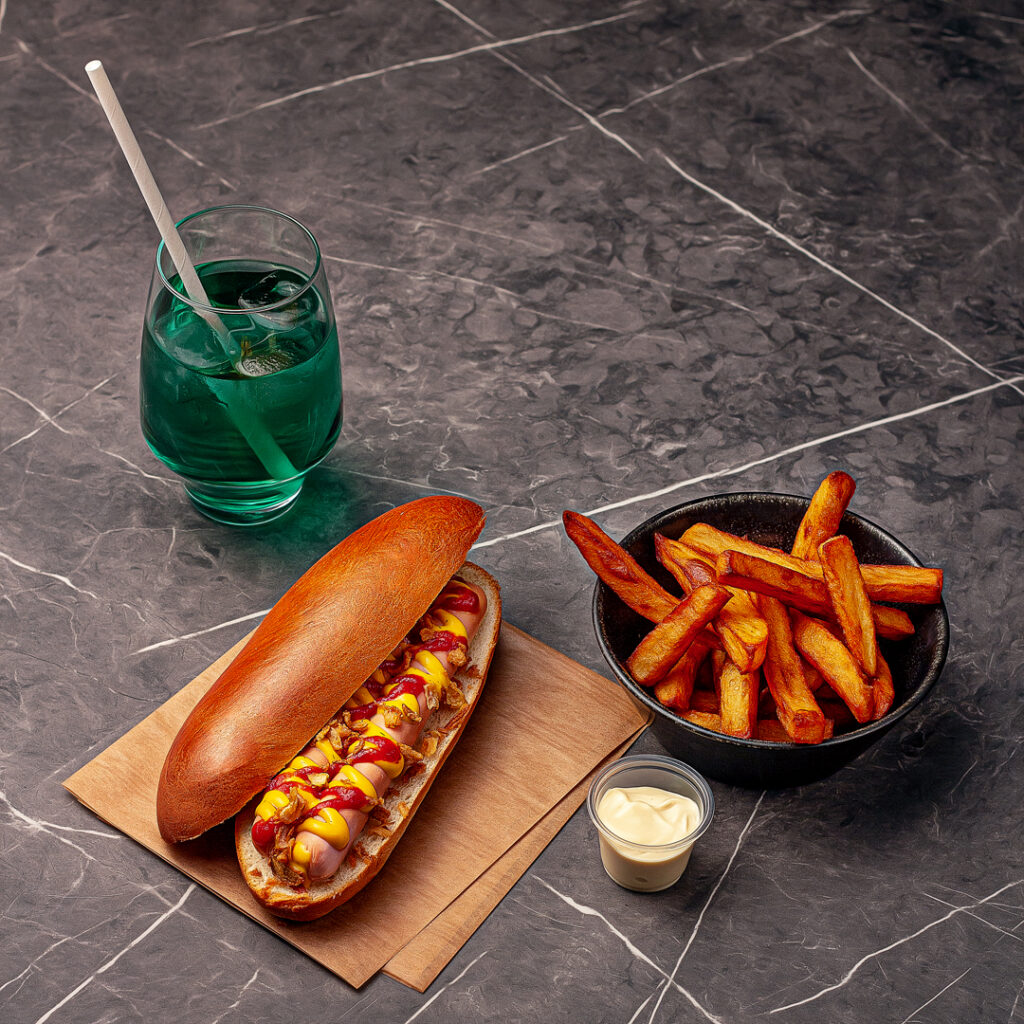 Menu composé d'un pain saucisse, d'une portion de frites maison, d'une sauce et d'une boisson de sirop à l'eau