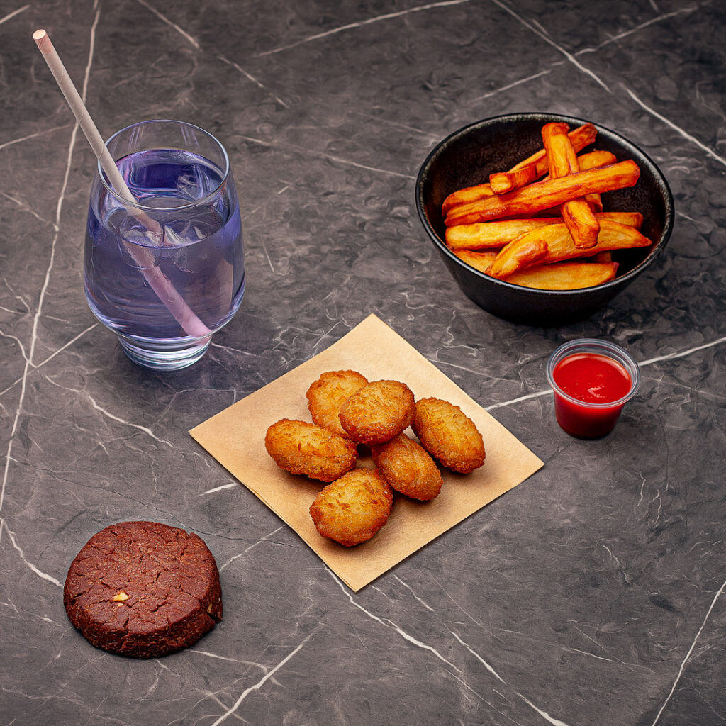 Menu enfant composé de 6 kroustillettes, d'une portion de frites maison, d'une sauce, d'un cookie au chocolat et d'une boisson de sirop à l'eau