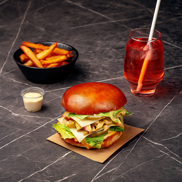 Menu composé d'un pain garni Tom, d'une portion de frites maison, d'une sauce et d'une boisson de sirop à l'eau