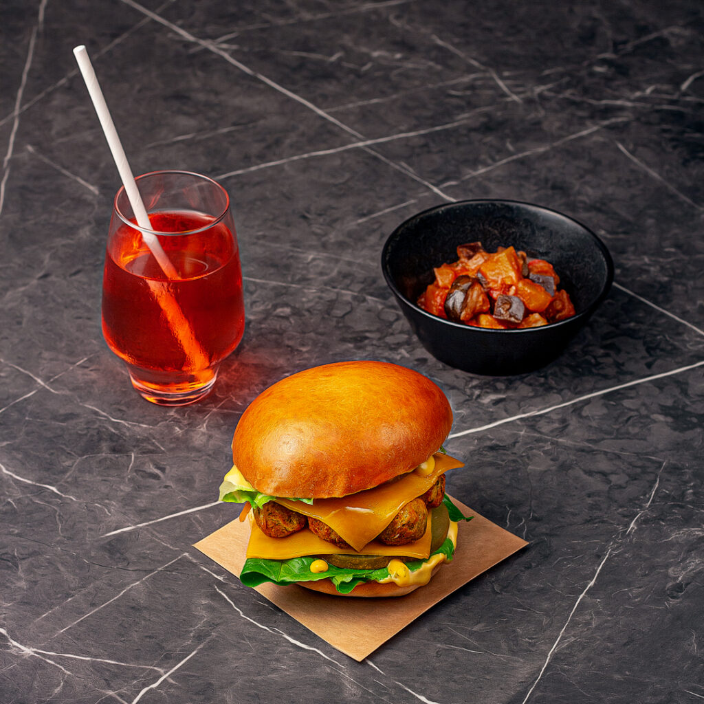 Menu composé d'un pain garni végétarien, d'une portion de ratatouille et d'une boisson de sirop à l'eau