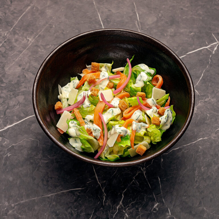 Salade complète, composée de laitue romaine finement ciselée, émincé de truite fumée, croutons dorés, copeaux de parmesan, oignons marinés (pickles), et son incontournable sauce Grand-Mer à base de citron et d’aneth.