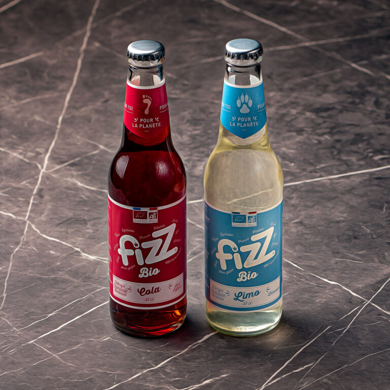 2 bouteilles de soda, une de cola et une de limonade