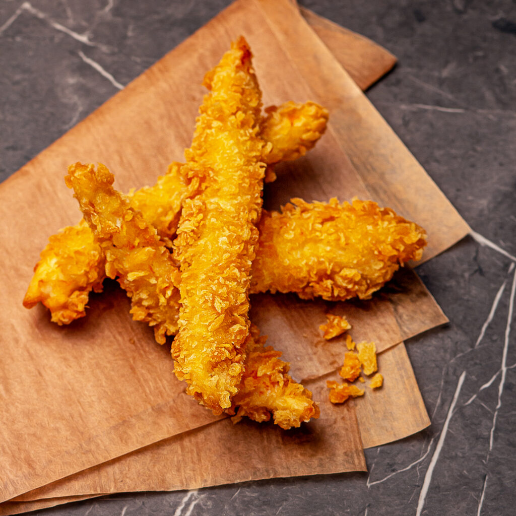 4 tendres filets frits (tenders), provenant d’aiguillettes de poulet bio et français levés dans le filet puis panés dans une légère tempura enrobée de chapelure panko.