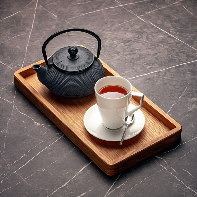 Un tasse de thé accompagné d'une théière.