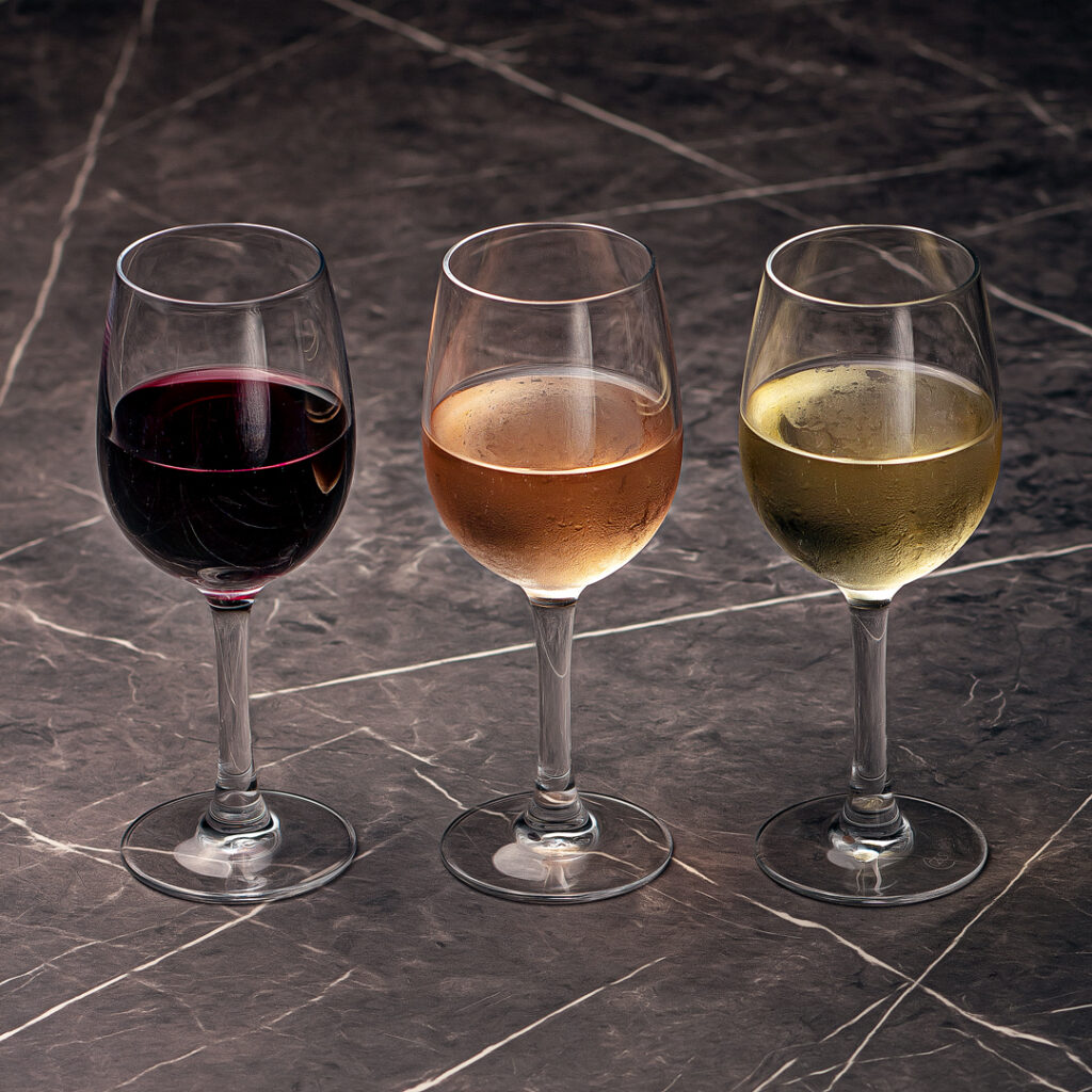 3 verres de vins, un rouge, un rosé, un blanc