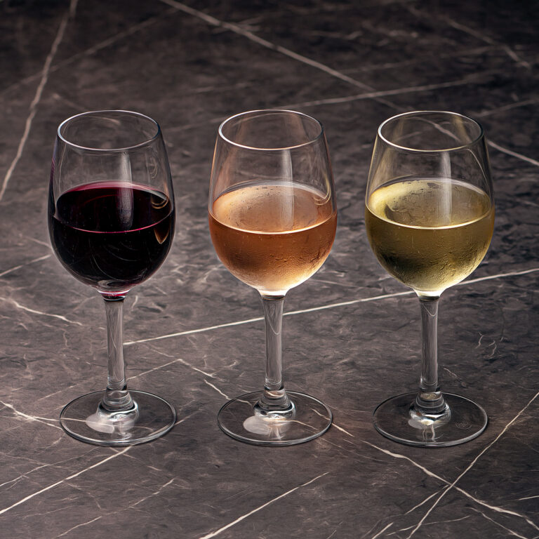 3 verres de vins, un rouge, un rosé, un blanc